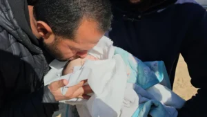 وفاة رضيع في دير البلح بسبب البرد القارس